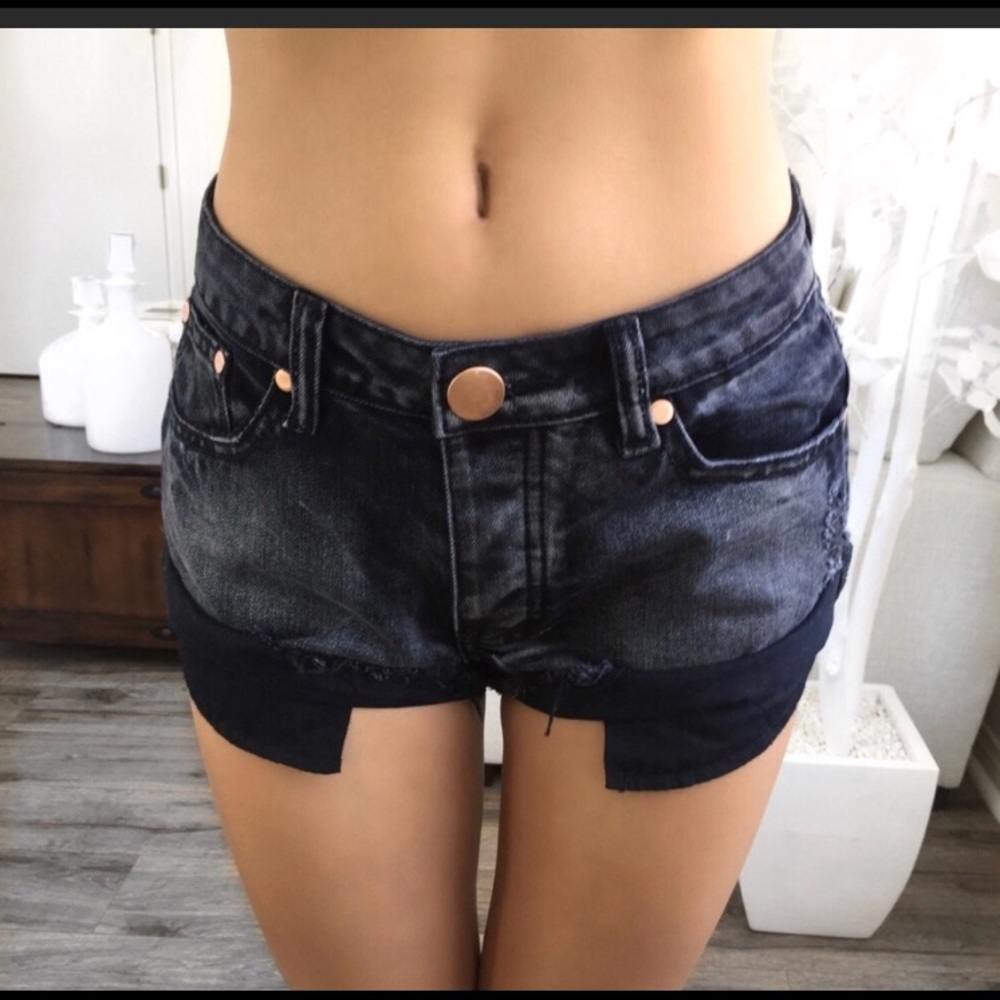 Black distressed short